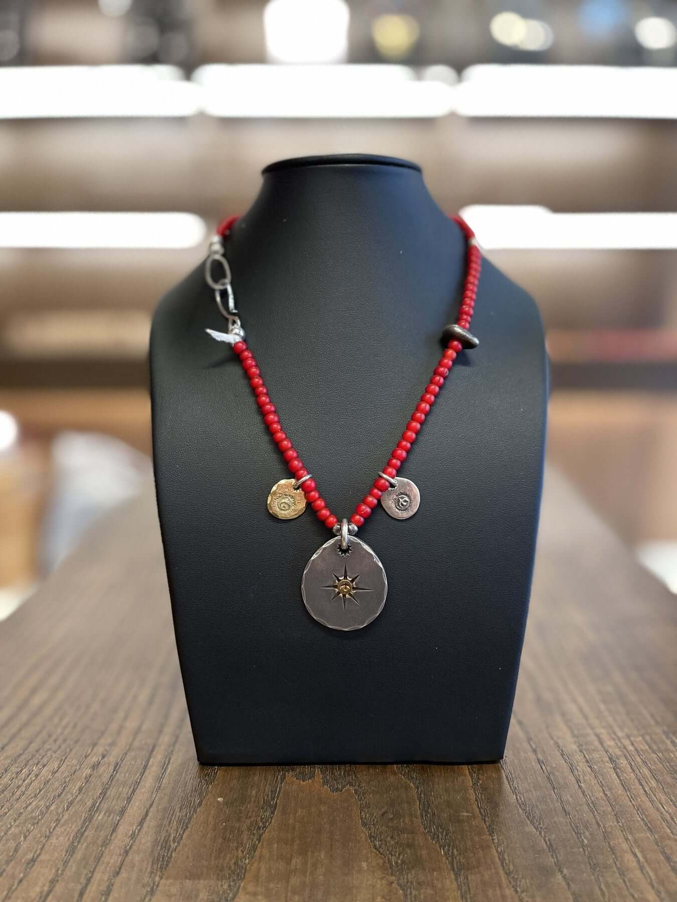 Goros Metal Pendant With Antique Red Beads Setup